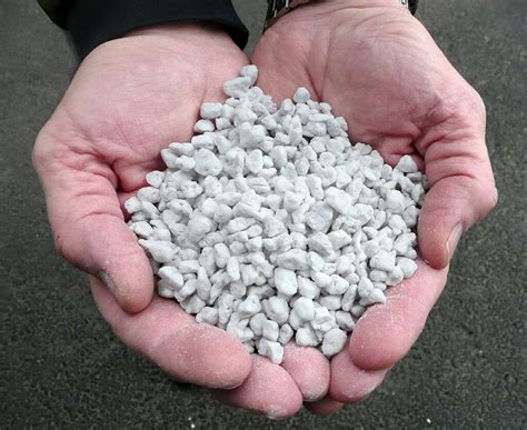  Perlite : Un Minéral Magique pour l’Isolation Thermique et l’Agriculture Légère !